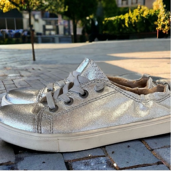 Steve Madden Jane silver sneaker. Gently worn. Super comfortable Great condition - Picture 14 of 17